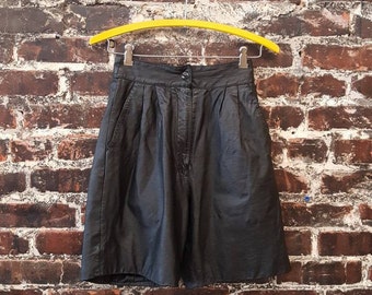 Schwarze Ledershorts. 1980er Jahre hohe Taille Hosen 100 % Leder von Chia. Extra klein 24" Taille. 80er Jahre Bundfalten, Cuffable Saum, 7" Schrittlänge