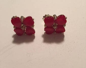 Vtg,clip on earrings, pearl and raspberry thermoset earrings, silvertone earrings, raspberry hearts, costume jewelry
