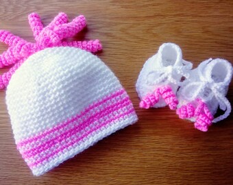 Hand crochet baby hat & Mary Jane shoes, size 0-3 months.