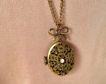 Vintage Locket, Antique Gold Locket, Filigree Design Photo Keepsake Locket, Meaningful Gifts, Gifts Under 30