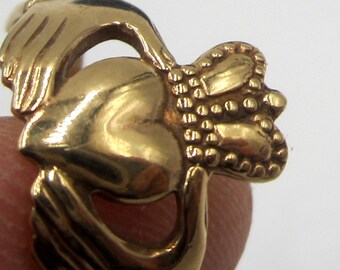Vintage 9k rosy yellow gold claddagh ring Size 7.5