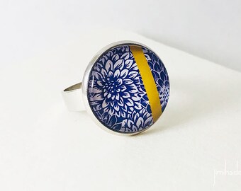 Ring with blue chrysanthemum print and yellow trace
