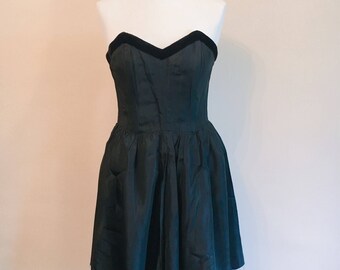 SALE Vintage 1980s gothic sweetheart bust dress // strapless dress