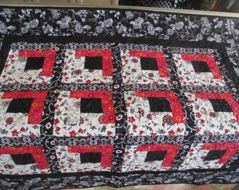 Quilt Black, white, & red log cabin