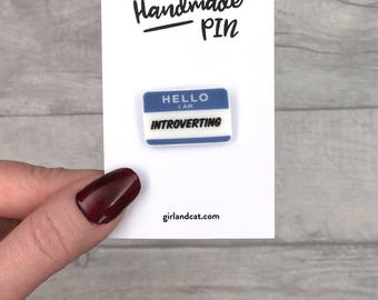 Introverting Pin Epinglette, Geek, meilleur ami cadeau, Nerd, livresque, livre cadeau d’amant, Anti Social Club Social, entretien auto, la santé mentale