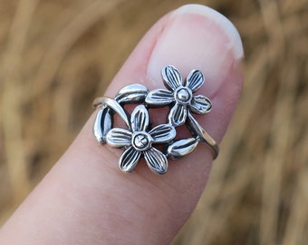 Cute Vintage 25 Sterling Silver Flower Ring