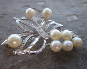 Vintage Brooch. Pearl and Silver.