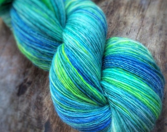 Morning bliss - supreme corridale wool - single thread handspun shawl yarn 102gr 517m