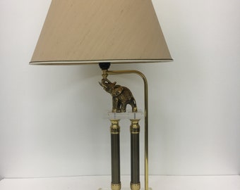 Hollywood Regency lamp with Elephant and Lucite base tafelamp Elephant