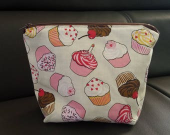 Large lined case, pattern cupcakes