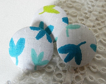 Fabric button white with blue and green leaves, 20 mm / 0.78 in