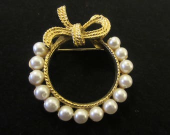 Vintage Faux Pearl and Textured Ribbon Brooch in Gold Tone