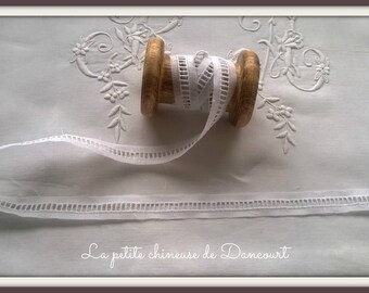 Ribbon day white scale