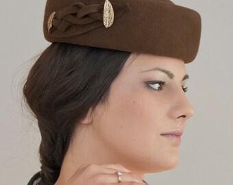 Hat pillbox with felt-brown