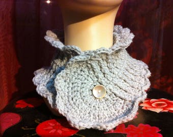 Neck grey mouse with his little Pearly button
