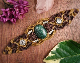 Macrame bracelet with green serpentine