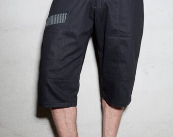 Black bermuda shorts – Stripes