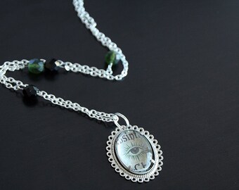 Collier absinthe : vert noir époque victorienne médaillon
