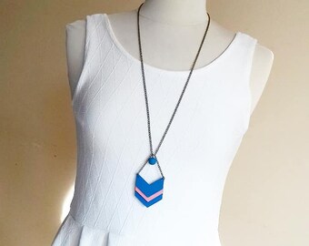 Long geometric necklace