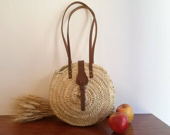 Runde Tragetasche. Rucksack im Palm. Lange Griffe Ledertasche. Größe M. Sack Sommer. Runden Korb. Sommer Tasche Shooping. Stroh Tote.