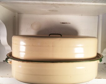 Large Beige and Green Trimmed Enamelware Roaster/Farmhouse Kitchen Collectible Enamelware Beige & Green Roaster/Shabby Chic Enamel Roaster