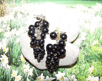 Vintage Grape Cluster Bead Pierced Earrings, Dangle beaded earrings, Grapes, Drop earrings, Grape earrings