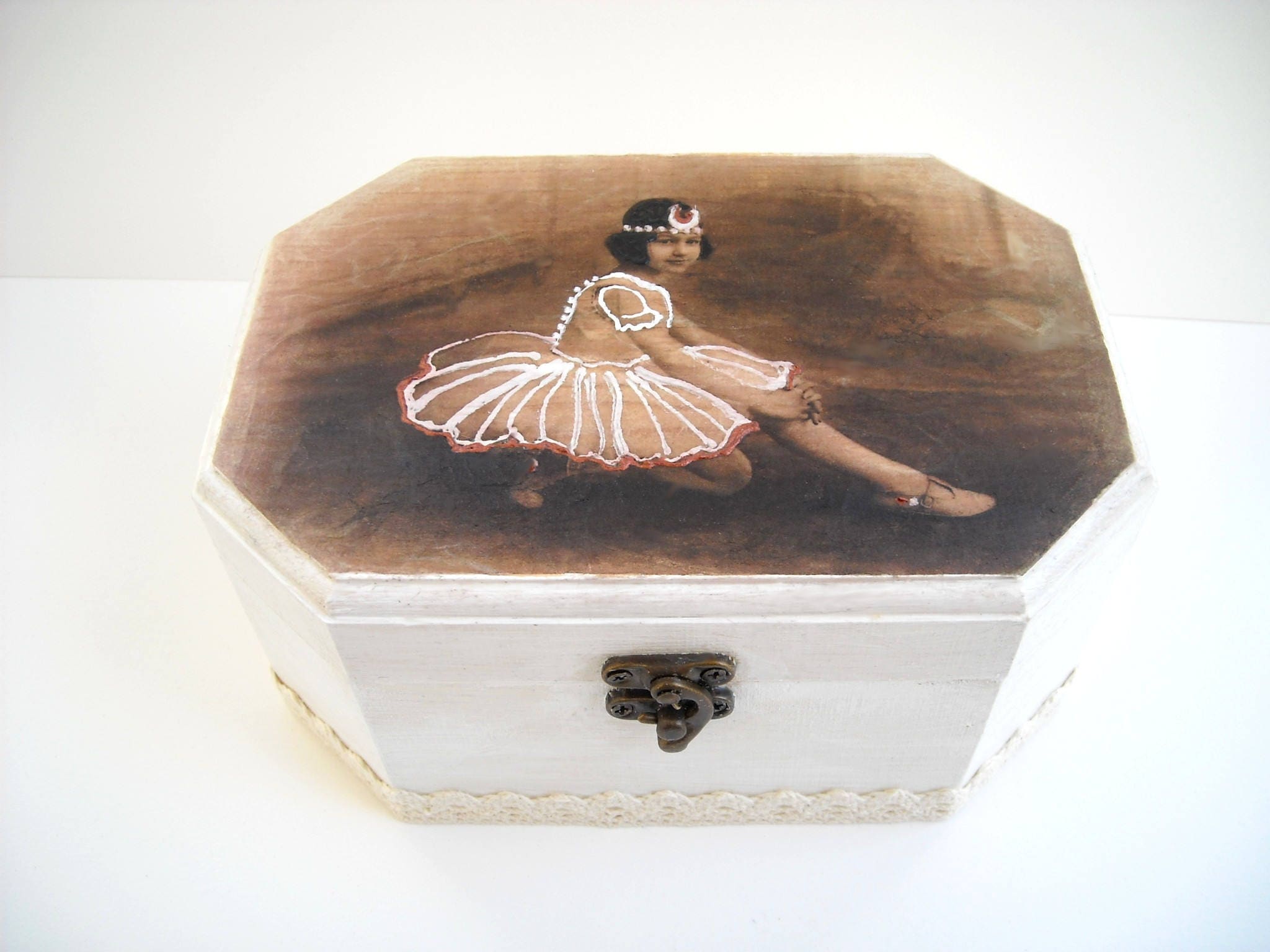 Descrizione Delicata scatola portagioie shabby bianca con ballerina classica