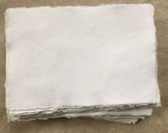 50 x A4 320gsm straccio di cotone, fogli di carta fatta a mano di Khadi bianchi, A4 21x30cm 8.25x11.8inches, bordo di deckle, carta patinata media superficie, fatto a mano