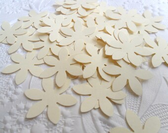 50 Cream Flower Confetti-1 Inch-Scrapbooking-Gift Wrapping-Embellishments-Wedding-Party-Cards-Die cuts-Punches