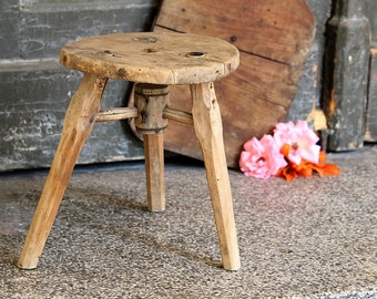 Drei Beinen Melkschemel - kleine Holz Primitive Hocker - antike Möbel - Bauernhaus Hocker - Pflanzenhalter - rustikale Bauernhausdekor