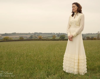 Vintage 1970's Edwardian Inspired Cream Pleated Chiffon 'Pronuptia de Paris' English Wedding Gown / Wedding Dress - Boho / Hippie