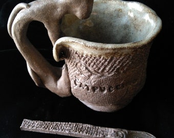 Ceramicats! Catpuccino cat-handled mug helps you enjoy drinking, even more.