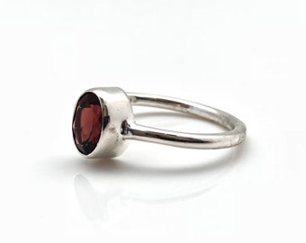 Red Garnet Ring // 925 Sterling Silver // Simple Oval Setting // Silver Garnet Ring