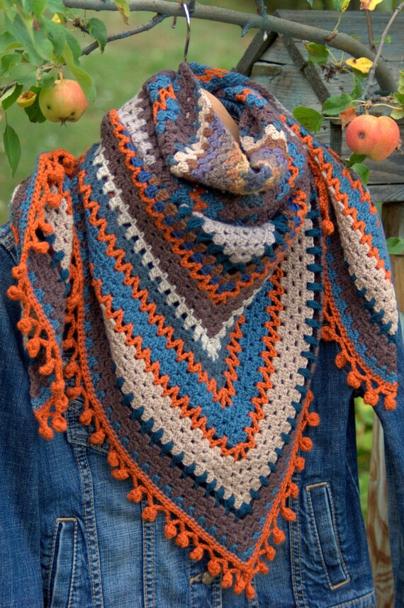 Châle chèche au crochet halfgranny square couleurs tendres