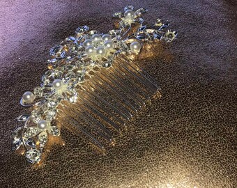 Elegant Pearl Embellished Hair Accessory