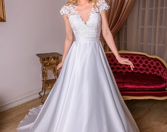 Nariko wedding dress with V decoltee lace and sleeves