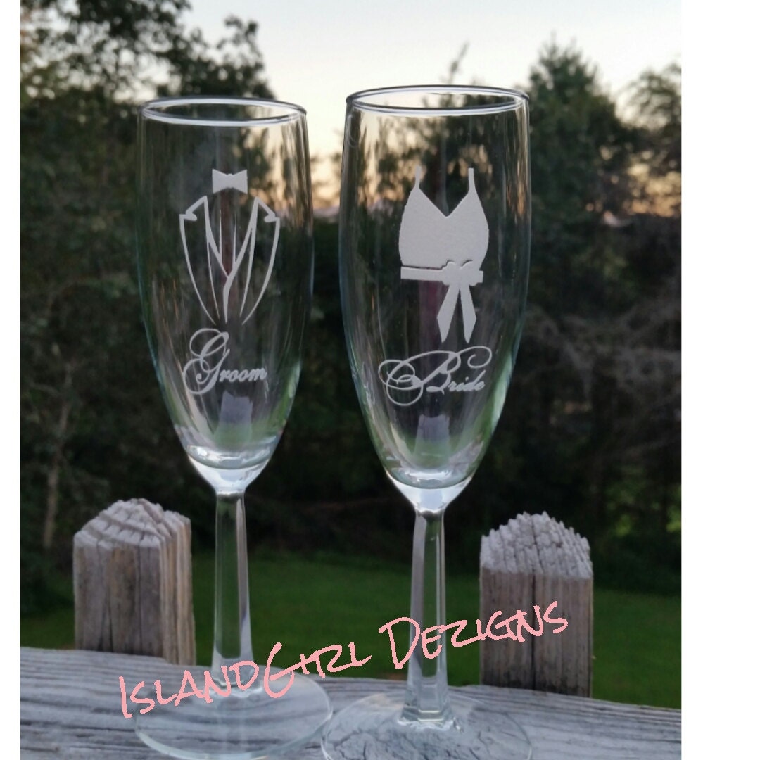 Custom Etched Bride and Groom Champagne Flutes / Set of 2