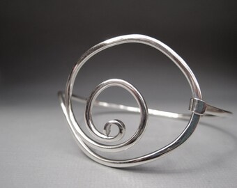Large Curl Tension Bracelet