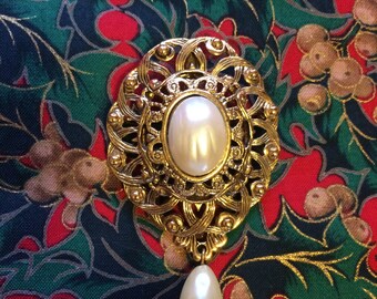 Stunning 60s Vintage large Faux Pearl Gold Metal Brooch