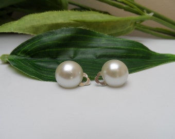 Girls Ivory Pearl Clip on Earrings, pearl earrings, ivory earrings, clip on earrings, wedding clip on earrings, bridal clip on earrings