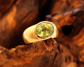 Gold ring Peridot