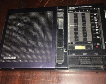 Vintage Sony 7 band radio...free shipping !!