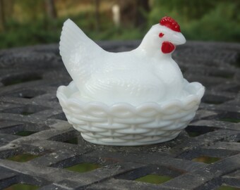 Vintage Westmoreland Hen On a Nest White milk glass.
