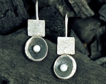 sterling silver earrings, pearl earrings, metalsmith earrings, silver 925 earrings,modern earrings, contemporary,unique, natural pearl,925