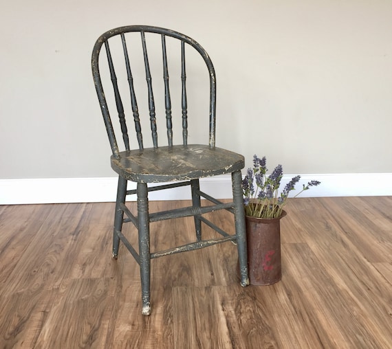 Vintage Table And Chairs - Vintage Hip Décor Rustic Wood Chair, Farmhouse Chair - Grey Dining Chair - Spindle Back Chair - Cottage - Vintage Table And Chairs - Vintage Hip Décor