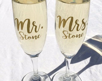 Set of 2 Mr. and Mrs. Personalized Champagne Toasting Flutes, Wedding Toasting Glasses, Gold, Silver, Wedding Gift, Choice of Font