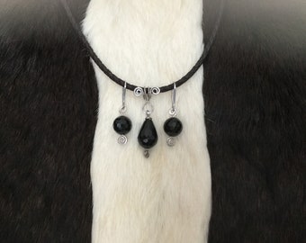 Pendant and earrings with onyx