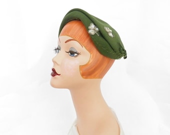 Vintage 1950s hat, woman's green cap with shamrocks