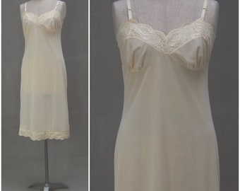 Vintage Slip, 1960's cream nylon petticoat with pretty lace trim, Ladies underwear / Lingerie, Alternative dress / nightwear, 60's slip, 36"