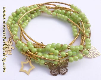 Lime Green Beaded bracelet set with gold plated charms - Semanario pulseras de piedritas color verde lima con dijes de chapa de oro